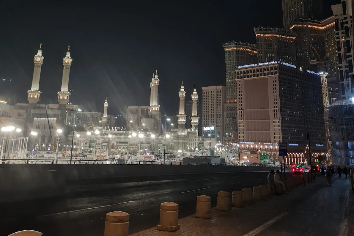 Les abords de la Grande Mosquée de La Mecque de nuit après une averse