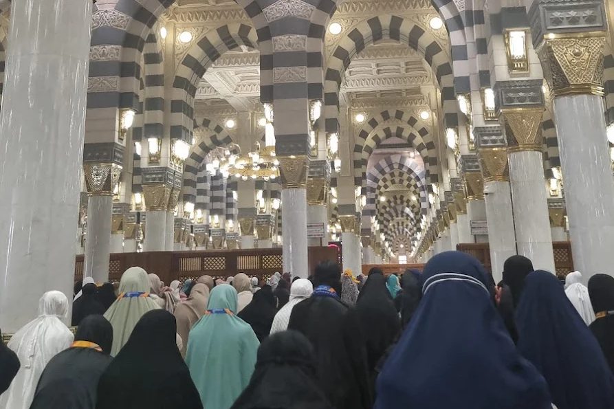 Pèlerines à l'intérieur de la Mosquée du Prophète à Médine